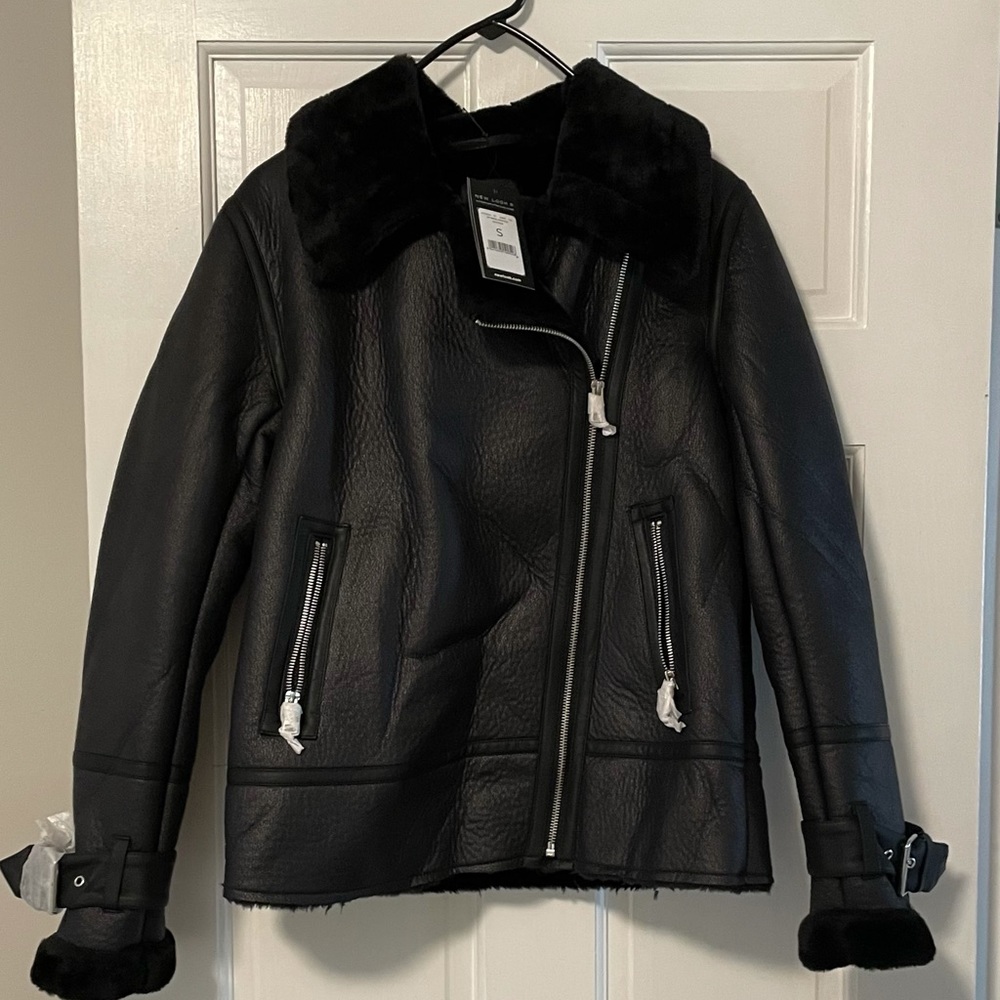 Selling this coat/jacket that has never been worn.